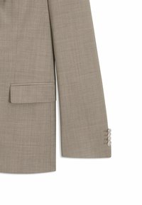 Ljust beige skräddarsydd blazer med en slät yta, notch lapel och en enda bröstficka. Har fyra knappdetaljer på ärmsluten.