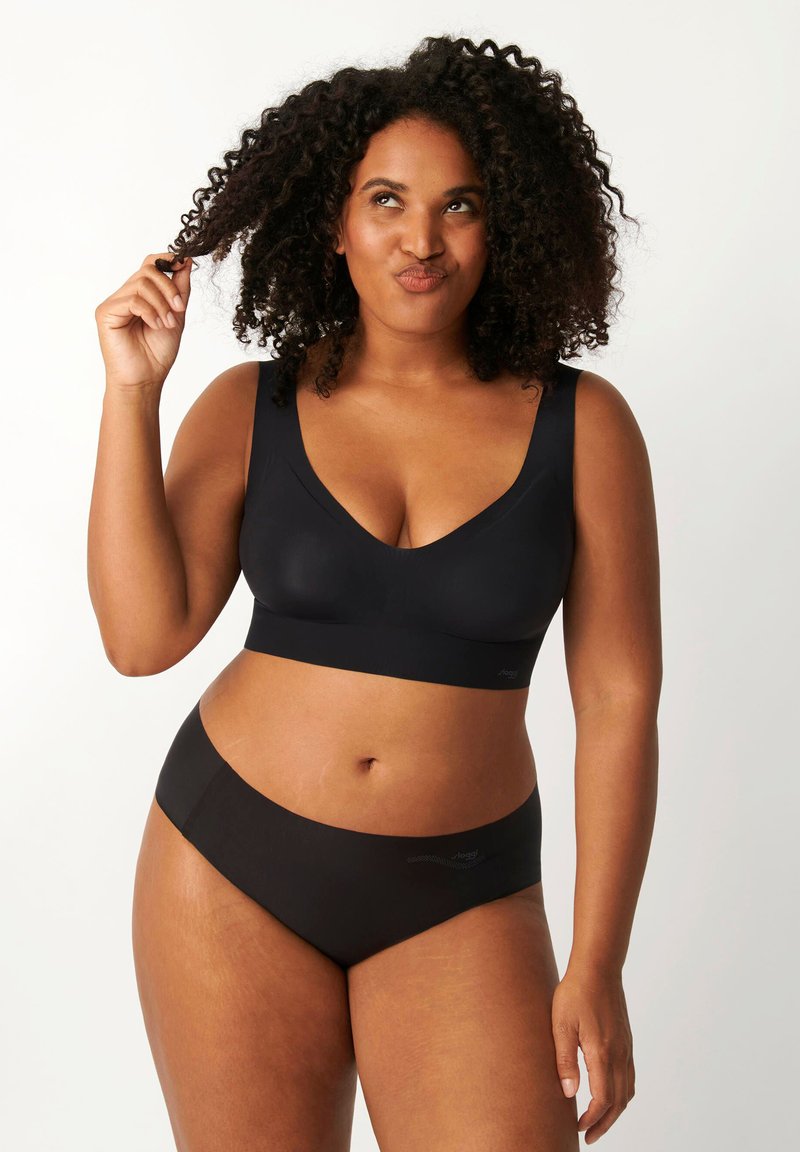 Zwarte naadloze bralette met een diepe V-hals en brede banden, gecombineerd met bijpassende zwarte slipjes met een gladde, zachte textuur en minimale branding.