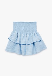Minifalda de color azul claro, con volantes y cinturilla fruncida. Confeccionada con tela texturizada y tres capas con volantes en el dobladillo. Diseño suave y casual.