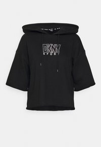 Svart huvtröja med korta ärmar, prydd med en metallisk "DKNY SPORT"-logotyp. Tillverkad av mjukt tyg med en avslappnad passform.