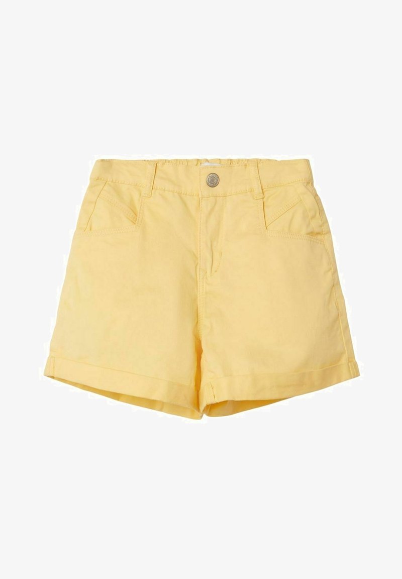Shorts jaune taille haute avec boutons frontaux, poches latérales, passants de ceinture et ourlets revers sur fond blanc.
