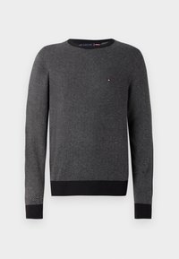 Herren Pullover mit langen Ärmeln in grauem Fischgrätenmuster, schwarz gerippter Kragen, Bündchen, Saum und kleinem Brustlogo.