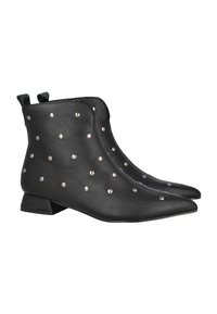 Botines de piel negra hasta el tobillo con punta afilada, que presentan tachuelas plateadas en un patrón disperso y un tacón bajo de bloque.