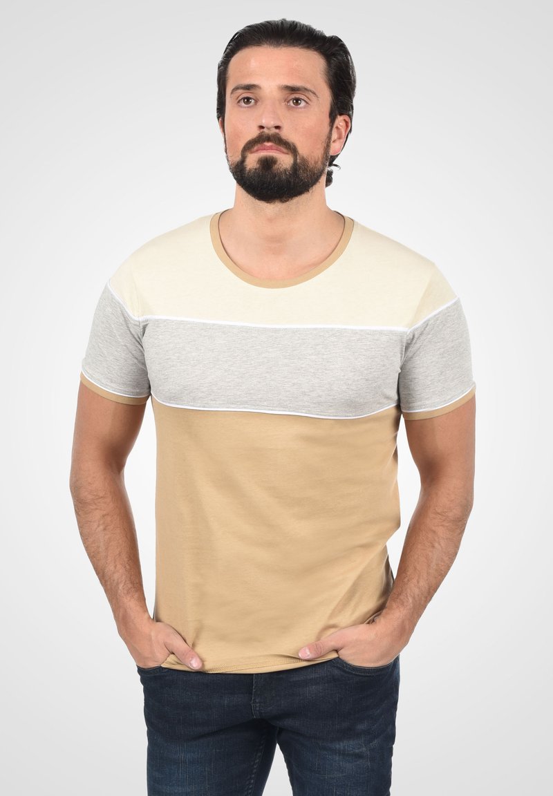 Beige og grå farveblokeret kortærmet t-shirt med rund halsudskæring. Har en glat bomuldsstof og et subtilt horisontalt linjemønster.