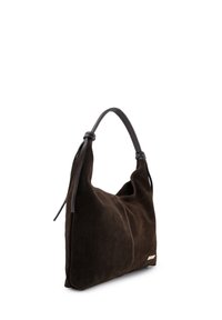 Bruine suède schoudertas met een glad leren riem; zachte, slungelige silhouet; voorzien van subtiele stiksels en een metalen logoplaatje.