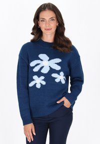 Marineblauer Strickpullover mit großen hellblauen Blumenmustern, gerippten Bündchen und Saum. Rundhalsausschnitt und weiche Textur.