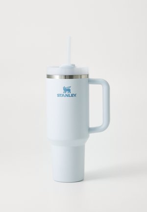 Copo térmico azul claro com uma base espessa, borda em aço inoxidável, uma tampa transparente e um canudo embutido. Apresenta uma pega robusta.