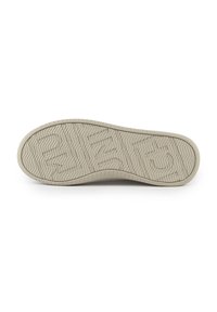 Suola di scarpa in gomma di un beige chiaro, caratterizzata da un motivo a spina di pesce testurizzato e bordi curvi per una maggiore aderenza e comfort.