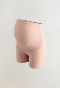 Graviditetssupport-shorts i blødt, strækbart, lyserødt stof. Har høj talje og tætsiddende pasform, designet til komfort og støtte.