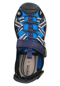 Sandalia Geox azul y negra con parte superior de malla, acentos de cuero, banda de Velcro y plantilla acolchada. Tamaño 28. Destacada por su diseño transpirable.