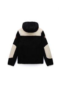 Sort og creme hættejakke med en tekstureret shearling-finish. Har farveblokeret design og logo-detalje på venstre ærme.