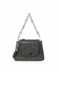 Borsa a tracolla in pelle con stampa serpente nera, chiusura a pattina, tracolla a catena e dettagli in oro. Superficie testurizzata con un design elegante.