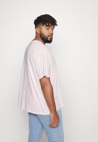 Levi's® Plus BIG SS - T-shirt estampada - potpourri