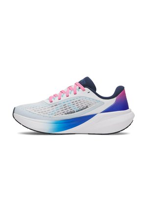 Witte Under Armour hardloopschoen met roze veters, marineblauwe kraag en een verloop van blauw naar paars in de middenzool op een witte achtergrond.