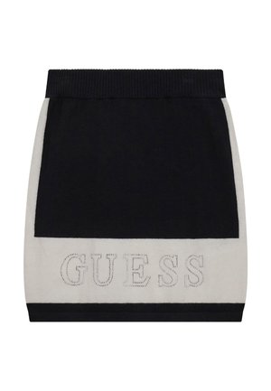Jupe mini tricotée noire et crème avec une taille côtelée. Présente le logo "GUESS" en fil contrastant sur le panneau crème. Texture lisse.