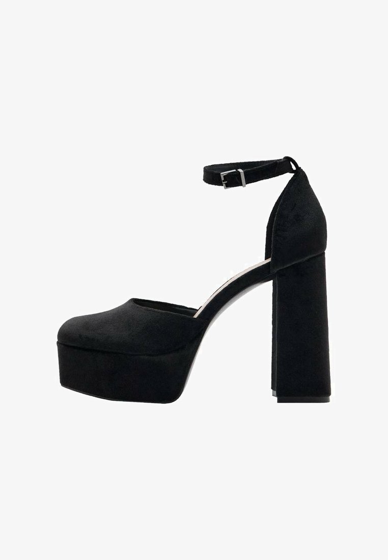 Črni platformni salonarji z debelim kvadratnim petom in zaobljenim prstom. Izdelani so iz mehke semiša z zapestnim trakom in kovinsko sponko.