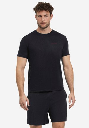 Czarny t-shirt z krótkim rękawem o okrągłym dekolcie i małym czerwonym logo na piersi, w zestawie z pasującymi czarnymi szortami. Miękka, teksturowana tkanina.