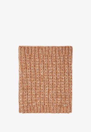 Zamotany szal w ciepłych pomarańczowych odcieniach, z grubymi pionowymi prążkami i miękką teksturą. Subtelny akcent logo w dolnym rogu.