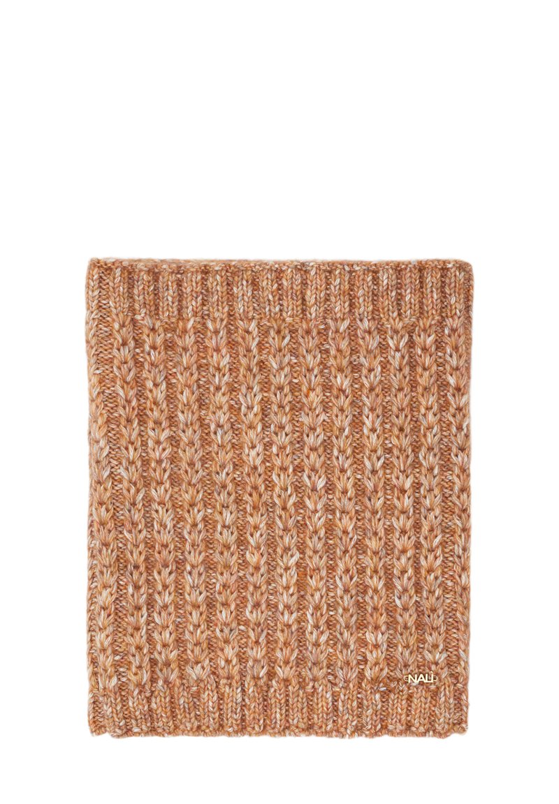 Écharpe tricotée aux teintes orange chaudes, présentant un large côtelé vertical et une texture douce. Accent logo subtil dans le coin inférieur.