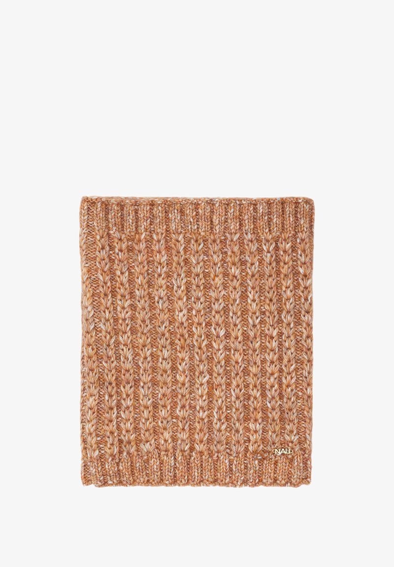 Écharpe tricotée aux teintes orange chaudes, présentant un large côtelé vertical et une texture douce. Accent logo subtil dans le coin inférieur.