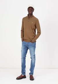 Lyle & Scott QUARTER ZIP - Strikkegenser - wild nettle