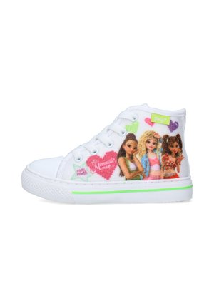 Sneakers alte bianche con personaggi femminili colorati, cuori, testo "Girl Power" e una striscia verde sulla suola.