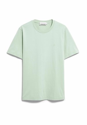 T-shirt vert clair à manches courtes et col ras du cou, avec petit logo brodé sur la poitrine gauche et étiquette de la marque à l'intérieur du col.