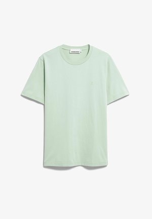 T-shirt vert clair à manches courtes et col ras du cou, avec petit logo brodé sur la poitrine gauche et étiquette de la marque à l'intérieur du col.