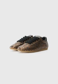 Baskets à lacets avec une tige en cuir brun texturé présentant un motif léopard, des lacets noirs et une semelle en caoutchouc beige clair.