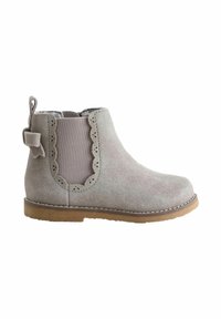 Stivale ankle in suede grigio con orlo ondulato e pannelli laterali elasticizzati. Include un dettaglio in nastro sul retro e una suola in gomma beige.