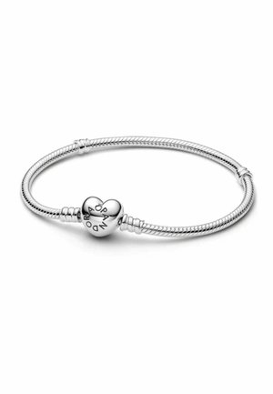 Silbernes Schlangenkettchen-Armband mit einem herzförmigen Verschluss, eingraviert mit dem Wort "PANDORA", auf schlichtem weißem Hintergrund.