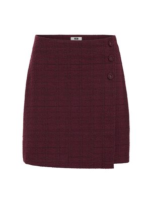 Bordeauxfarbene Tweed-Minikleid mit strukturiertem Muster, ausgestattet mit drei dekorativen Knöpfen auf der linken Seite und einem geraden Saum.