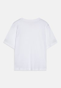 Camiseta blanca de manga corta, diseño de cuello redondo, hecha de algodón suave. Textura lisa sin patrones o acentos visibles.
