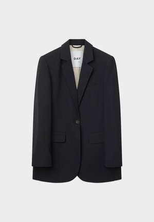 Blazer noir à un bouton avec des revers crantés, deux poches à rabat à l'avant, une poche poitrine passepoilée et une doublure beige clair.