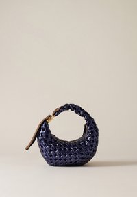 Gewebte Handtasche in Dunkelblau mit geschwungener Form, strukturiertem Finish und einer goldenen Kettenriemen, der an einem Reißverschlussverschluss befestigt ist.