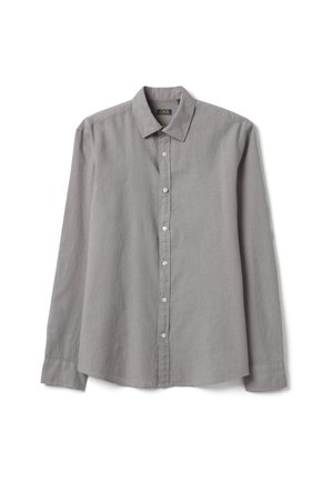 Lichtgrijs overhemd met lange mouwen, knopen aan de voorkant, een kraag en een zichtbaar merkembleem aan de binnenkant van de kraag.