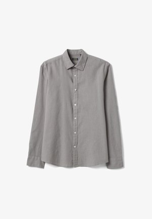 Camisa de manga larga de color gris claro con botones delanteros, cuello y etiqueta de marca visible en el interior del cuello.