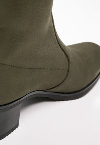 Buffalo Botas mosqueteras - khaki