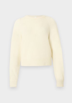 Kremowy, krótki sweter wykonany z miękkiego, puszystego materiału, z długimi rękawami, prążkowanymi mankietami i okrągłym dekoltem.
