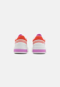 EA7 Emporio Armani SUMMER COURT - Tenisice - white/cyclam/cherry tomato