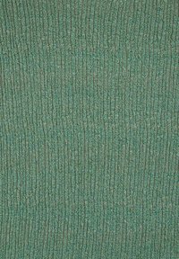 Tejido de punto texturizado en tonos verdes y grises, con un patrón de acanalado vertical de diferentes grosores y una apariencia suave.