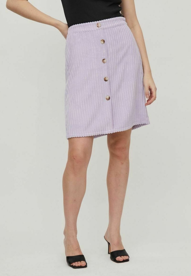 Lila corduroy rok met verticale strepen, knie-lengte, met vijf houten knopen aan de voorkant en een gerimpelde tailleband.