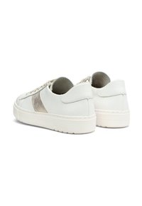 Par belih nizkih usnjenih superg z bež semišastim stranskim trakcem, teksturiranimi podplati in bež vezalkami, prikazanih od zadaj.