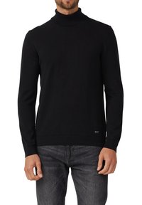 Schwarzer Rollkragenpullover aus feinem Strickstoff, mit geripptem Kragen und Saum sowie einem kleinen Logoakzent nahe dem unteren Rand.