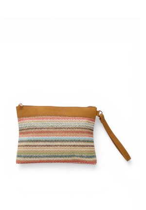 Cartera de muñeca con borde y correa de cuero color tostado, cuerpo de tejido multicolor en zigzag con rayas horizontales marrones, azules, rojas y verdes.