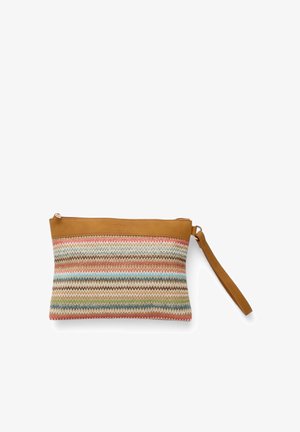 Cartera de muñeca con borde y correa de cuero color tostado, cuerpo de tejido multicolor en zigzag con rayas horizontales marrones, azules, rojas y verdes.
