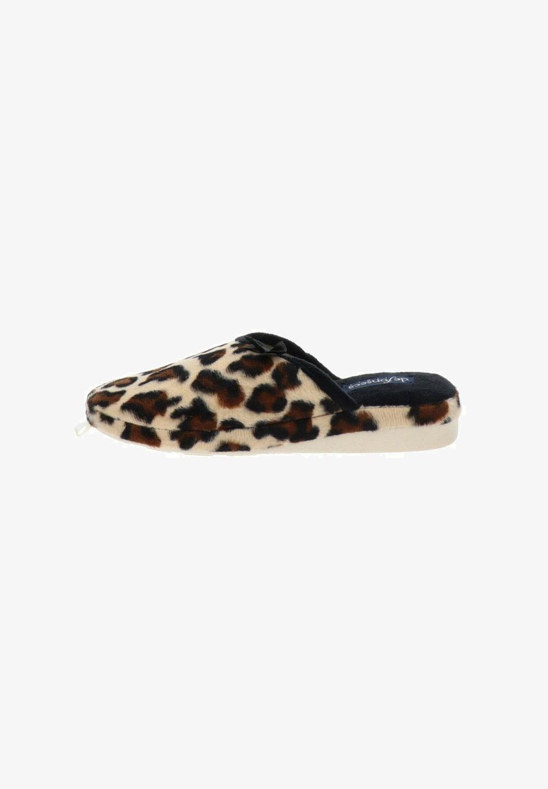 Zapatillas de casa con estampado de leopardo, con un exterior de suave pelaje, acentos en negro y una suela robusta. Diseñadas para ser puestas fácilmente, con una punta redondeada.
