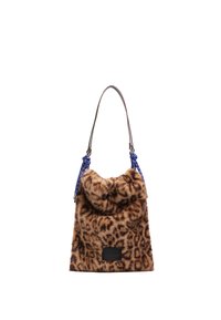 Brązowa torebka w kształcie wiadra z sztucznego futra w leopardzie wzory, z brązowym paskiem i niebieskimi plecionkami. Zawiera czarną łatkę z logo na dole.