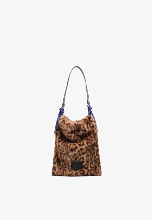 Brązowa torebka w kształcie wiadra z sztucznego futra w leopardzie wzory, z brązowym paskiem i niebieskimi plecionkami. Zawiera czarną łatkę z logo na dole.