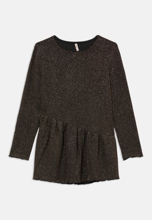 Crna majica dugih rukava s peplum rubom, izrađena od teksturirane tkanine s metalnim nitima za dodatni sjaj. Lagani i prilagođeni dizajn.